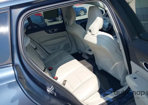 2021 Volvo V60 Cross Country T5 z USA, uszkodzony, nr VIN YV4102WK5M1068820